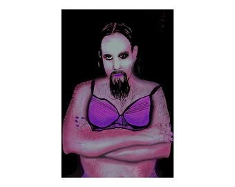 Bärtige Figur mit violettem BH · İlker Ortaç