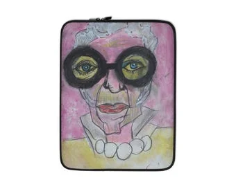 İlker OrtaçによるIris Apfel ノートパソコン用スリーブ、13または15 インチ