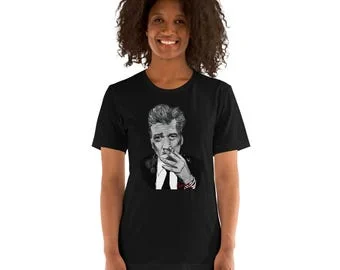 David Lynch : Portrait du modèle en train de fumer : T-shirt noir, Bella Canvas 3001 par İlker Ortaç