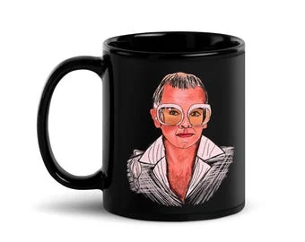Elton John : Portrait aux lunettes : Mug en céramique noire, 11 oz par İlker Ortaç