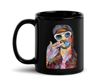 Kurt Cobain: Kupa, seramîka reş, 11 oz ji aliyê İlker Ortaç ve
