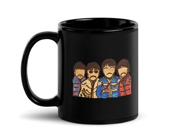 The Beatles: Portreya komê: Kupa, seramîka reş, 11 oz ji aliyê İlker Ortaç ve