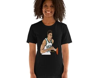 Giannis Antetokounmpo: Tîşorta reş, Bella Canvas 3001 ji aliyê İlker Ortaç ve