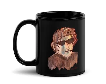 İlker OrtaçによるBob Dylanのサングラスをかけた肖像 黒い陶器のマグカップ、11 oz