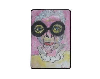Iris Apfel : Tapis de bureau, tapis de souris de 12x18 pouces par İlker Ortaç